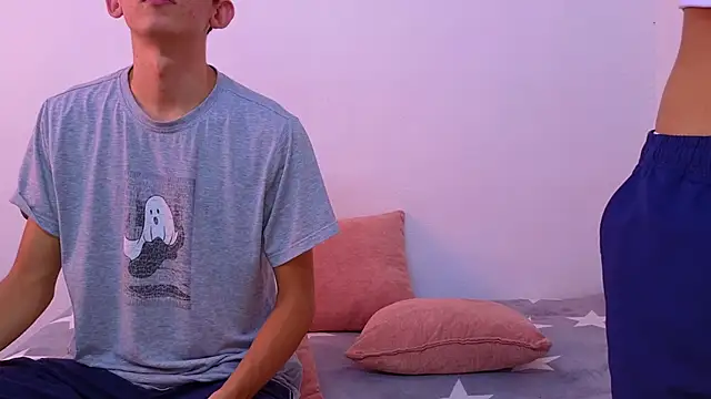 Snapshot of Ana_and_Leo chatting on February 2025 03:21:02 PM Ana and Leo online show from February 2025 03:21:02 PM