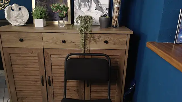 mini girly online show from September 2025 01:00:01 PM