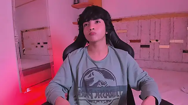 AllanYong18 online show from March 2025 04:47:01 AM