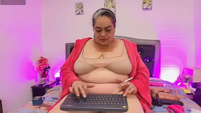 Snapshot of VickyBoobss chatting on May 2026 12:14:02 PM VickyBoobss online show from May 2026 12:14:02 PM