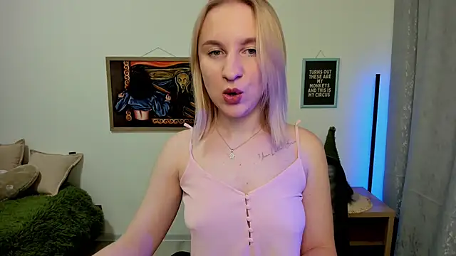 Snapshot of BeautyBlondy chatting on January 2025 08:10:02 PM BeautyBlondy online show from January 2025 08:10:02 PM