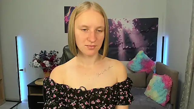 Snapshot of BeautyBlondy chatting on September 2025 12:05:02 PM BeautyBlondy online show from September 2025 12:05:02 PM