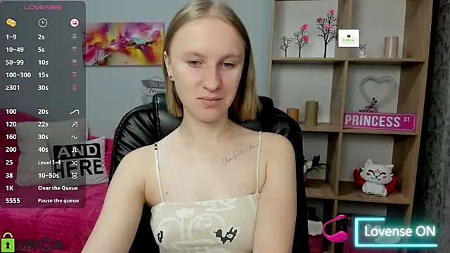 Snapshot of BeautyBlondy chatting on October 2025 06:03:01 AM BeautyBlondy online show from October 2025 06:03:01 AM