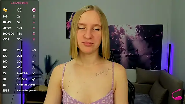 Snapshot of BeautyBlondy chatting on October 2025 12:27:02 PM BeautyBlondy online show from October 2025 12:27:02 PM