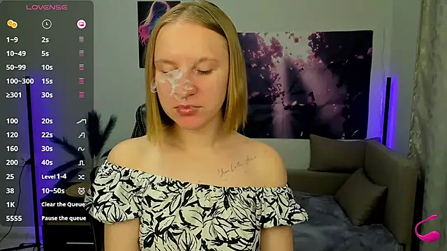 Snapshot of BeautyBlondy chatting on October 2025 12:37:02 PM BeautyBlondy online show from October 2025 12:37:02 PM