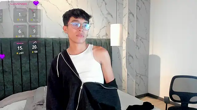 Snapshot of tim__fox chatting on February 2025 03:43:02 PM tim fox online show from February 2025 03:43:02 PM