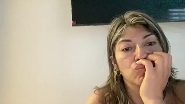 LunaBeya online show from May 2026 10:52:02 AM