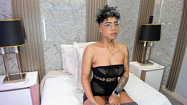 Snapshot of LuciaWallace chatting on February 2026 11:33:02 PM LuciaWallace online show from February 2026 11:33:02 PM