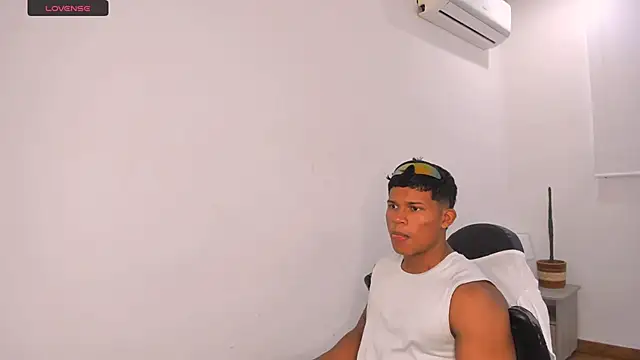 Snapshot of maxsteel177 chatting on March 2025 11:14:01 PM maxsteel177 online show from March 2025 11:14:01 PM