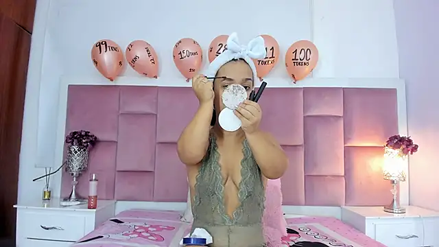 AnieRey online show from January 2025 12:00:01 PM