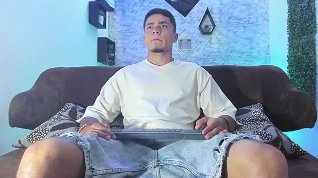 Snapshot of Thomass_conor chatting on October 2025 10:10:01 PM Thomass conor online show from October 2025 10:10:01 PM