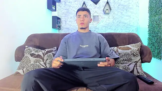 Snapshot of Thomass_conor chatting on November 2025 03:44:01 PM Thomass conor online show from November 2025 03:44:01 PM