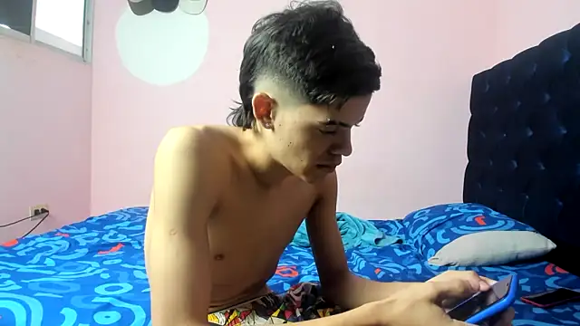 Latinos 2001 online show from March 2026 12:33:01 PM