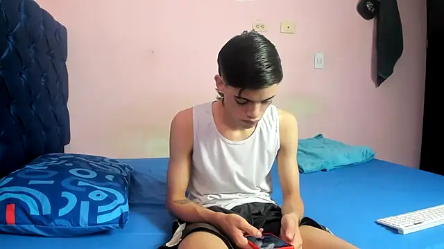 Latinos 2001 online show from March 2026 04:46:01 PM