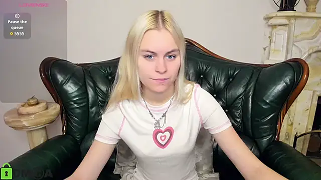 Snapshot of HillEva chatting on October 2025 07:05:02 AM HillEva online show from October 2025 07:05:02 AM