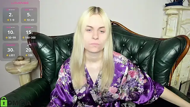 Snapshot of HillEva chatting on November 2025 08:29:01 PM HillEva online show from November 2025 08:29:01 PM