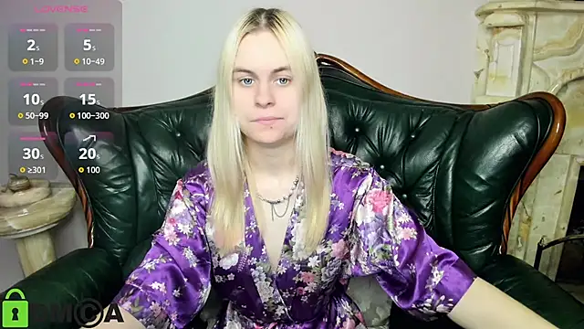 Snapshot of HillEva chatting on November 2025 08:27:01 AM HillEva online show from November 2025 08:27:01 AM