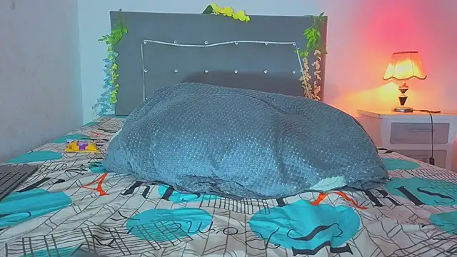 Snapshot of NoaBrowm chatting on November 2025 09:40:01 PM NoaBrowm online show from November 2025 09:40:01 PM