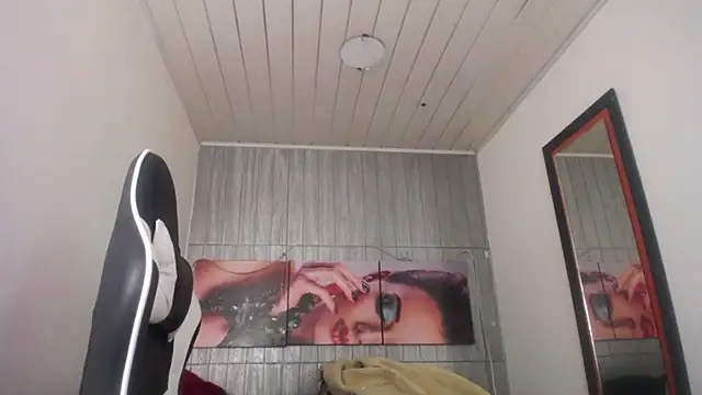 Snapshot of Miss_sparkle00 chatting on November 2025 04:12:02 AM Miss sparkle00 online show from November 2025 04:12:02 AM