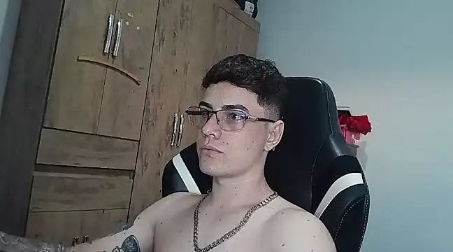 Snapshot of Dyllan__ chatting on January 2025 09:57:01 PM Dyllan online show from January 2025 09:57:01 PM