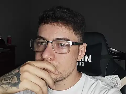 Snapshot of Dyllan__ chatting on October 2025 01:52:02 AM Dyllan online show from October 2025 01:52:02 AM