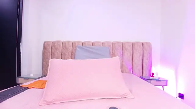 Auroraa miller online show from November 2025 11:54:02 AM