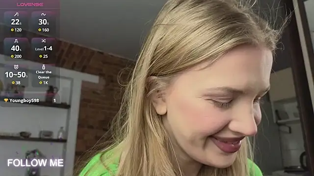 Snapshot of _TiffanyCo_ chatting on January 2025 06:35:01 AM TiffanyCo online show from January 2025 06:35:01 AM