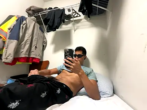 Snapshot of PerroDemonioHot chatting on October 2025 02:43:02 AM PerroDemonioHot online show from October 2025 02:43:02 AM