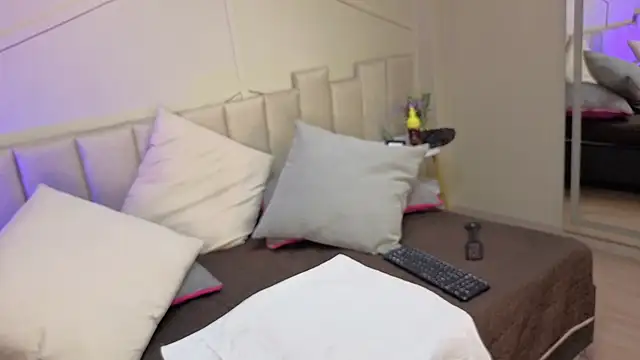 sharonnleon online show from April 2026 01:27:01 PM