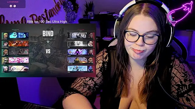 Snapshot of EveBaker04 chatting on October 2025 11:14:01 PM EveBaker04 online show from October 2025 11:14:01 PM