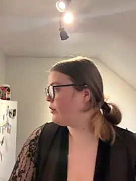 Snapshot of EveBaker04 chatting on November 2025 04:17:02 PM EveBaker04 online show from November 2025 04:17:02 PM