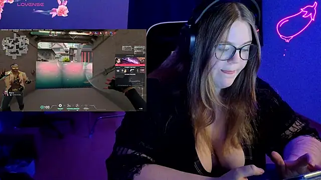 Snapshot of EveBaker04 chatting on December 2025 08:15:02 PM EveBaker04 online show from December 2025 08:15:02 PM