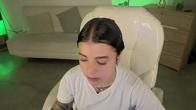 Nicole Foxx  online show from December 2025 07:53:02 PM