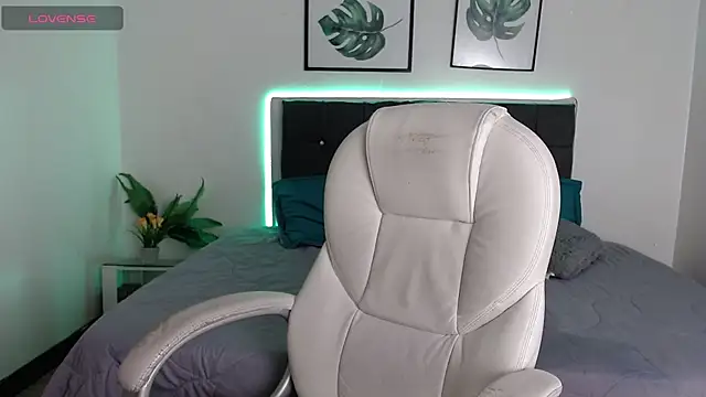 Snapshot of MysticMature chatting on February 2025 09:36:02 AM MysticMature online show from February 2025 09:36:02 AM