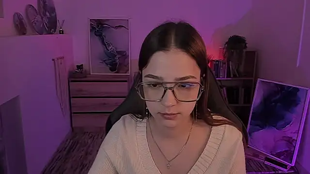 PamBeesly online show from February 2025 08:18:02 AM