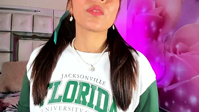 Snapshot of emili_clark chatting on October 2025 04:37:02 AM emili clark online show from October 2025 04:37:02 AM