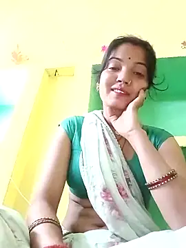 Snapshot of Bhuvi_Bedi chatting on February 2025 11:04:02 PM Bhuvi Bedi online show from February 2025 11:04:02 PM