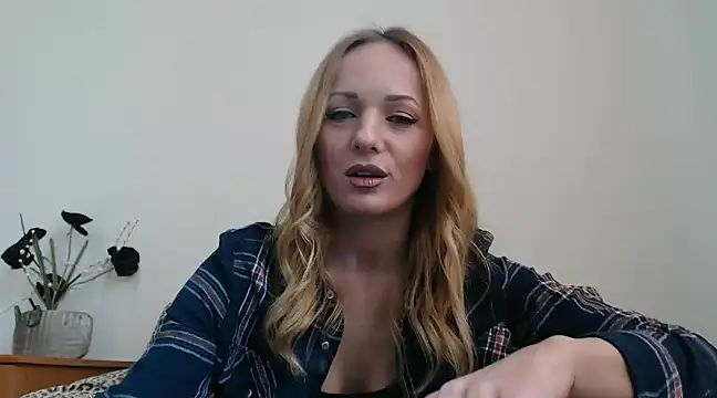 Snapshot of EllyaDiamond chatting on February 2025 07:37:01 AM EllyaDiamond online show from February 2025 07:37:01 AM