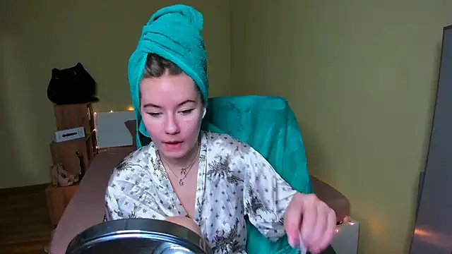 Snapshot of EmilyPaw chatting on February 2025 10:35:02 AM EmilyPaw online show from February 2025 10:35:02 AM