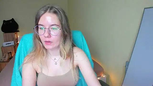 Snapshot of EmilyPaw chatting on February 2025 09:38:02 AM EmilyPaw online show from February 2025 09:38:02 AM