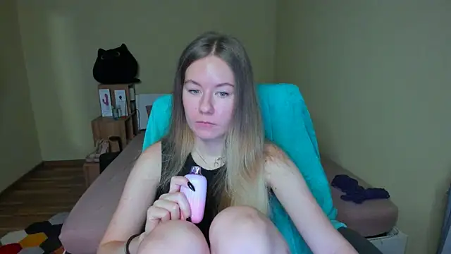 Snapshot of EmilyPaw chatting on February 2025 08:28:02 AM EmilyPaw online show from February 2025 08:28:02 AM