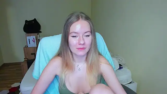 Snapshot of EmilyPaw chatting on March 2025 10:43:02 AM EmilyPaw online show from March 2025 10:43:02 AM