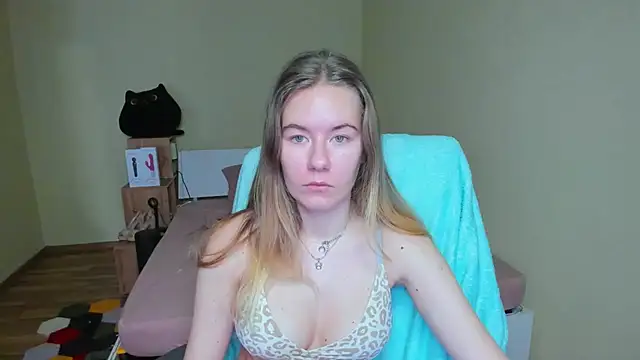 Snapshot of EmilyPaw chatting on March 2025 09:28:01 AM EmilyPaw online show from March 2025 09:28:01 AM