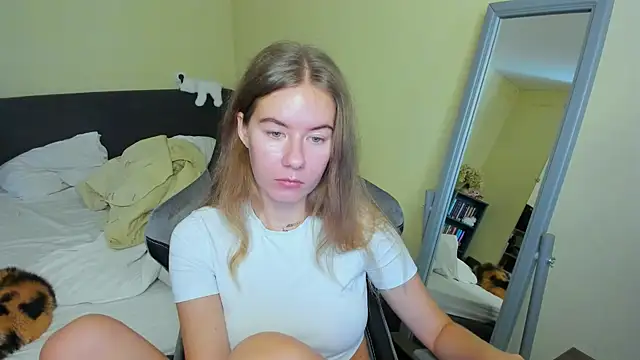 Snapshot of EmilyPaw chatting on September 2025 08:52:01 AM EmilyPaw online show from September 2025 08:52:01 AM