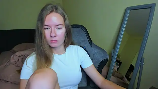 Snapshot of EmilyPaw chatting on October 2025 11:00:02 AM EmilyPaw online show from October 2025 11:00:02 AM