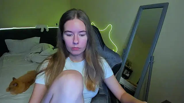 Snapshot of EmilyPaw chatting on November 2025 04:22:02 PM EmilyPaw online show from November 2025 04:22:02 PM