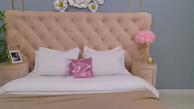 Snapshot of SandraTucker chatting on November 2025 03:05:01 AM SandraTucker online show from November 2025 03:05:01 AM