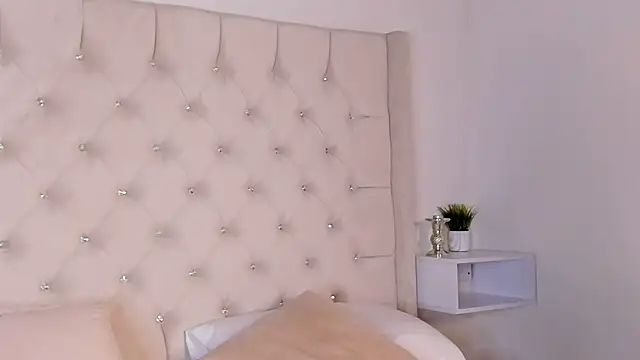 Snapshot of bella_bloomg chatting on January 2025 01:16:01 AM bella bloomg online show from January 2025 01:16:01 AM