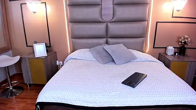 CAYLINCOLLINS online show from February 2025 07:49:01 PM