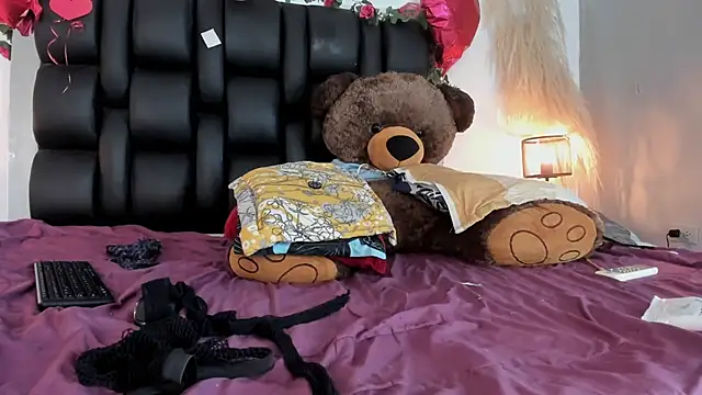 Snapshot of Amberr1 chatting on February 2025 06:26:02 PM Amberr1 online show from February 2025 06:26:02 PM